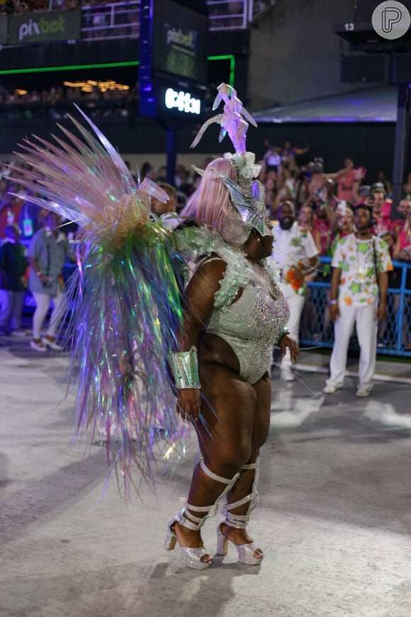 A cantora Jojo Todynho usou peruca cor de rosa em desfile da Mocidade e chamou atenção por corpo mai magro