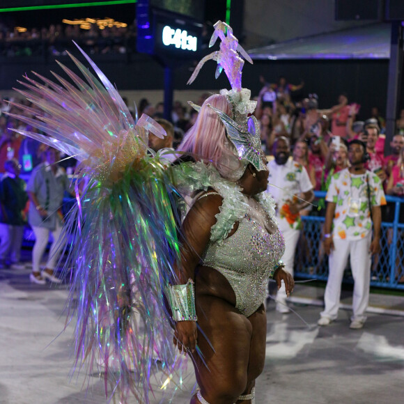 A cantora Jojo Todynho usou peruca cor de rosa em desfile da Mocidade e chamou atenção por corpo mai magro