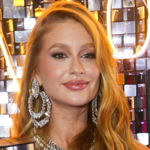 Marina Ruy Barbosa ousa ao escolher look mais sofisticado para curtir o Carnaval do Rio na Sapucaí