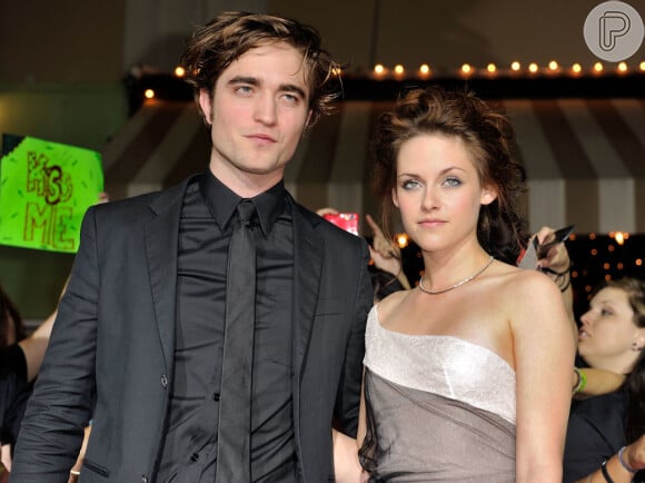 Em 2020, Kristen Stewart foi flagrada beijando um homem que definitivamente não era Robert Pattinson. No final das contas, o homem que Stewart estava beijando era seu diretor de 'Branca de Neve e o Caçador', Rupert Sanders, que era casado na época com sua co-estrela, Liberty Ross.