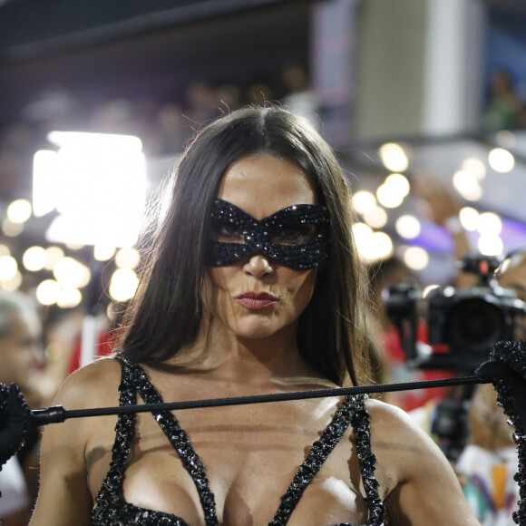 Em outra ocasião, Deborah Secco encarnou a icônica Tiazinha na Sapucaí