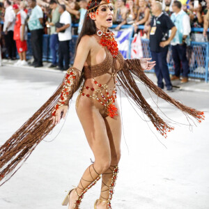 Deborah Secco ainda desfilou como musa do Salgueiro, escola que tem Viviane Araujo como rainha de bateria