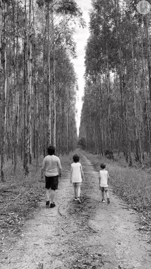 Xororó caminha em meio a uma floresta ao lado de Theo, de 9 anos, e Otto, de 6