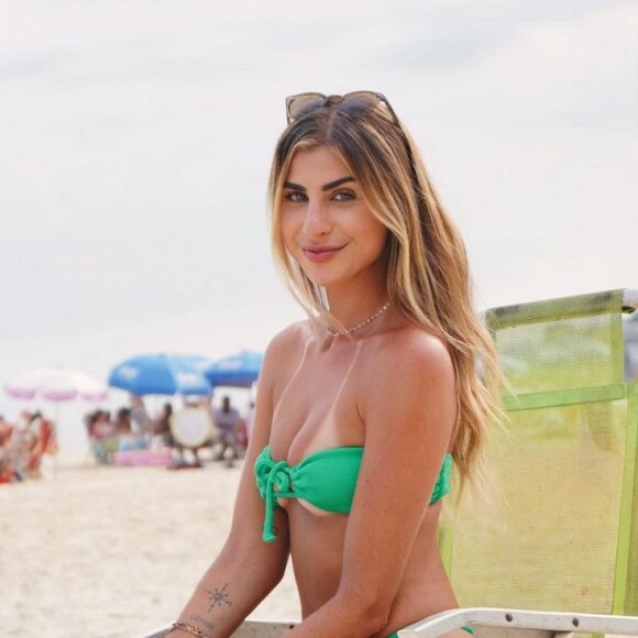 Perdeu, Marcelo Courrege! Renata Heilborn, de biquíni, é um acontecimento!