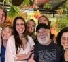 Lima Duarte em foto com a família, tendo a filha Júlia Martins mais ao fundo