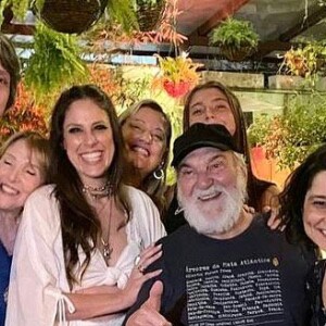 Lima Duarte em foto com a família, tendo a filha Júlia Martins mais ao fundo