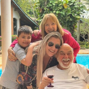 Filha de Lima Duarte, Júlia Martins morreu de causas não reveladas aos 46 anos, segundo post da família (em outubro de 2020, o artista a parabenizou pelos seus 44 anos)