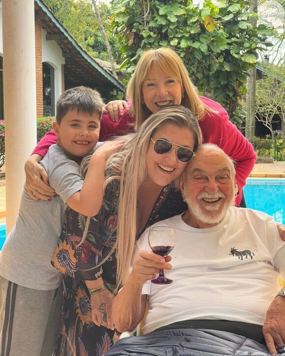 Filha de Lima Duarte, Júlia Martins morreu de causas não reveladas aos 46 anos, segundo post da família (em outubro de 2020, o artista a parabenizou pelos seus 44 anos)