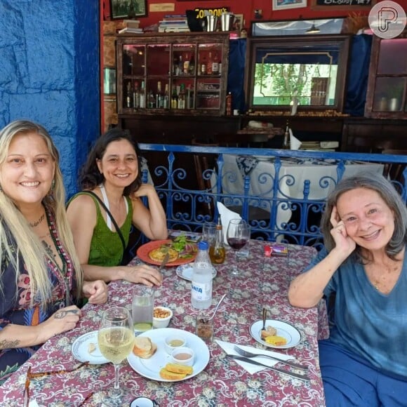 Filha de Lima Duarte, Júlia Martins em uma das últimas fotos com a irmã Débora Duarte e a sobrinha Daniela Gracindo