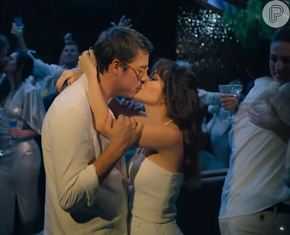 Sandy beijou Fabio Porchat em cena do filme 'Evidências do Amor', no qual são par romântico; longa chega aos cinemas em 11 de abril de 2024