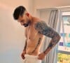Nizam publicou uma nova foto só de toalha e quase mostrou demais, destacando seu corpo definido