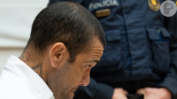 Daniel Alves é condenado a 4 anos e meio de prisão por estupro de jovem em boate da Espanha