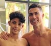 Cristiano Ronaldo compartilha foto sem camisa com o filho e recebe elogios de internautas