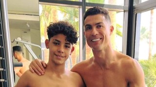 Barriga tanquinho é genética? Cristiano Ronaldo e filho de 13 anos surpreendem por corpo definido em foto após 'climão' em jogo