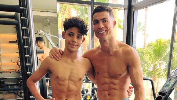 Cristiano Ronaldo compartilha foto sem camisa com o filho e recebe elogios de internautas