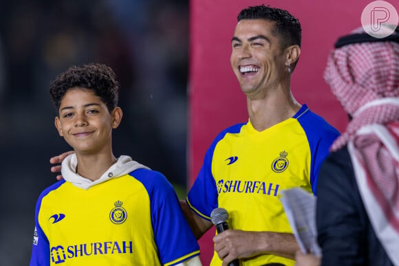 Durante uma partida comemorativa, Cristiano Ronaldo Júnior ignorou os demais jogadores, não os cumprimentou e levou bronca do pai