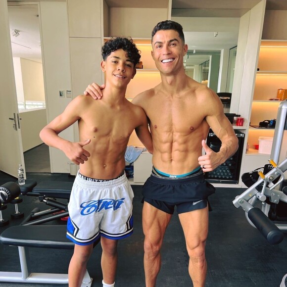 Depois da polêmica, Cristiano Ronaldo compartilhou uma foto sem camisa com o filho na academia