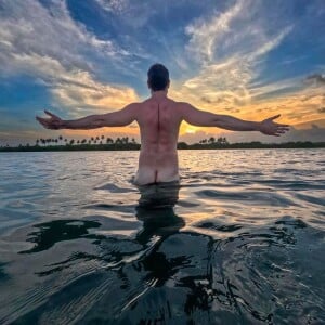 Quando completou 3 milhões de seguidores, Rainer Cadete novamente posou nu, dessa vez em um mar