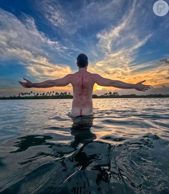 Quando completou 3 milhões de seguidores, Rainer Cadete novamente posou nu, dessa vez em um mar