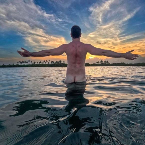 Quando completou 3 milhões de seguidores, Rainer Cadete novamente posou nu, dessa vez em um mar