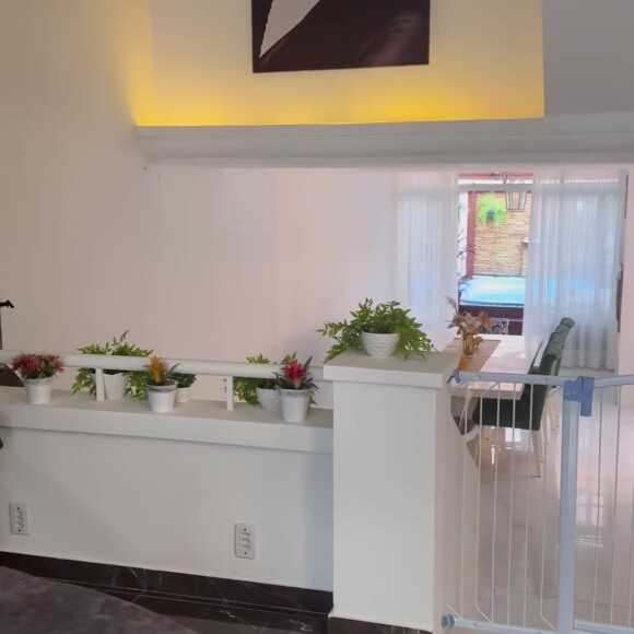 Foto de Andressa Urach decora um dos espaços da casa 