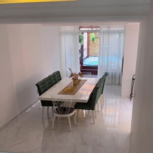 Andressa Urach exibiu sala de jantar para seguidores do Instagram