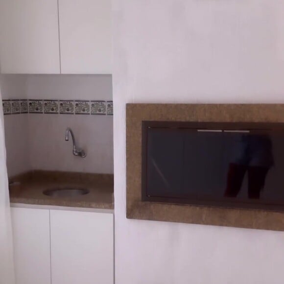 Casa de Andressa Urach conta com churrasqueira integrada à sala de jantar