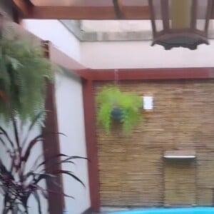 Casa luxuosa de Andressa Urach tem área de lazer com piscina