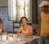 Morena ( Ana Cecilia Costa) esquenta o almoço para João Pedro (Juan Paiva) e Professora Lu (Eli Ferreira) que voltam felizes do passeio na novela Renascer