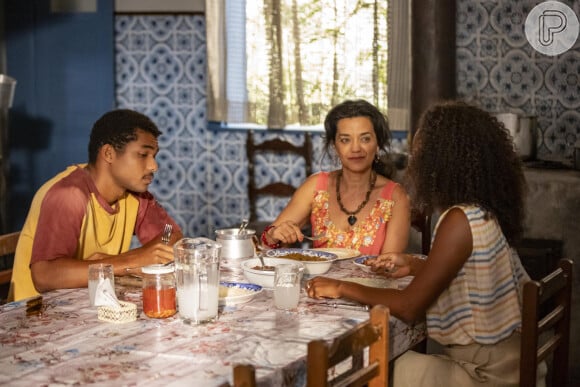 Morena ( Ana Cecilia Costa), João Pedro (Juan Paiva) e Professora Lu (Eli Ferreira) almooçam juntos.