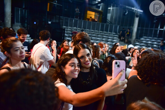 Chris Flores atendeu fãs após evento em universidade