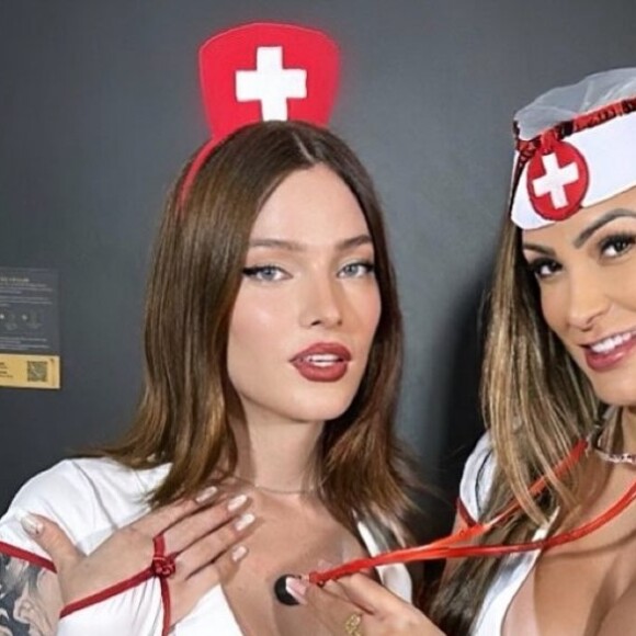 Pornô de Andressa Urach com Frantiesca Nitek se tornou alvo de críticas essa semana pela roupa de enfermeira