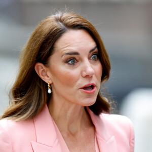 Kate Middleton foi flagrada em um passeio de carro ao lado da mãe