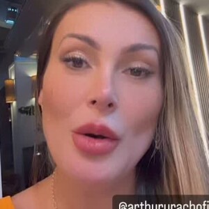 Andressa Urach confirmou o fim da parceria com o filho em uma caixinha de perguntas no Instagram