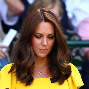 Rosto de Kate Middleton chamou atenção dos súditos em primeiro flagra da Princesa após cirurgia no abdômen