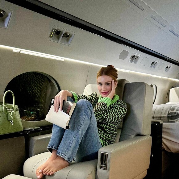 Marina Ruy Barbosa posou para fotos no jatinho com uma bolsa de R$ 78 mil e uma manta que pode chegar em R$ 22 mil