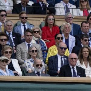 Filha de Kate Middleton, a Princesa Charlotte mostra interesse em tênis, ginástica e natação