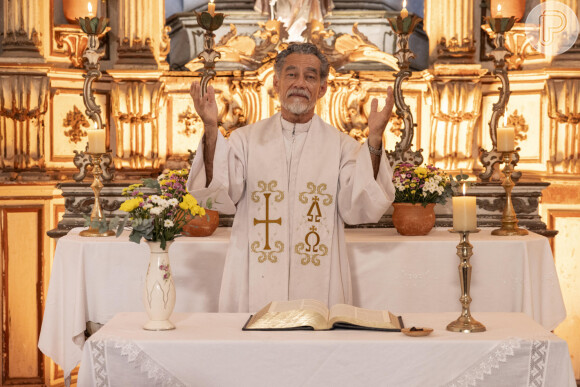 Padre Santo (Chico Diaz) celebra o casamento de Damião (Xamã) e Ritinha (Mell Muzzillo) em Renascer