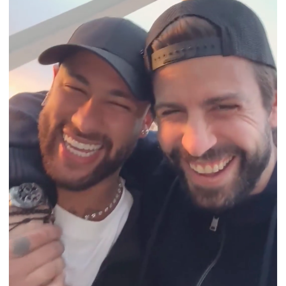 Gerard Piqué relviveu o meme "se queda", que publicou para Neymar quando ele foi transferido para o PSG