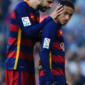 Neymar e Gerard Piqué jogaram juntos no Barcelona antes do jogador brasileiro ir para o PSG