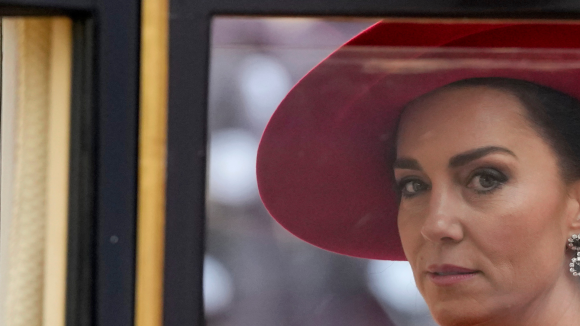 Kate Middleton apareceu! Princesa comenta sumiço de 2 meses e aparece sorridente em primeira foto após cirurgia misteriosa