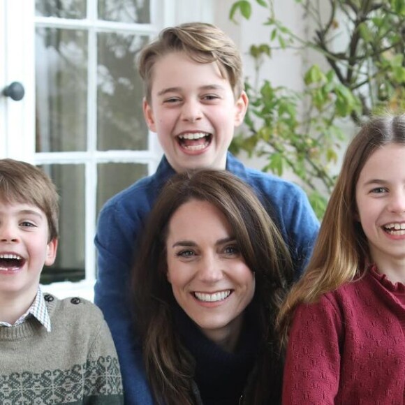 Kate Middleton com os filhos: primeira foto após sumiço de dois meses e cirurgia misteriosa