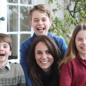 Kate Middleton publicou uma foto com os filhos neste domingo (10), após dois meses sumida da vida pública