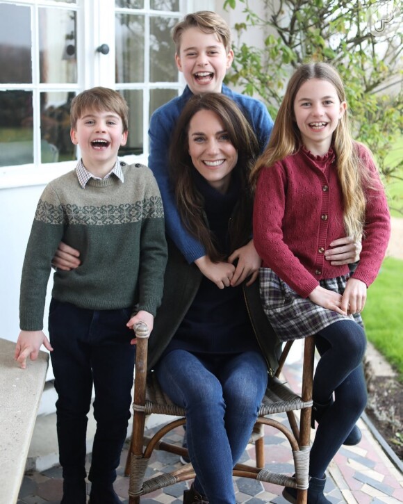 Kate Middleton publicou uma foto com os filhos neste domingo (10), após dois meses sumida da vida pública