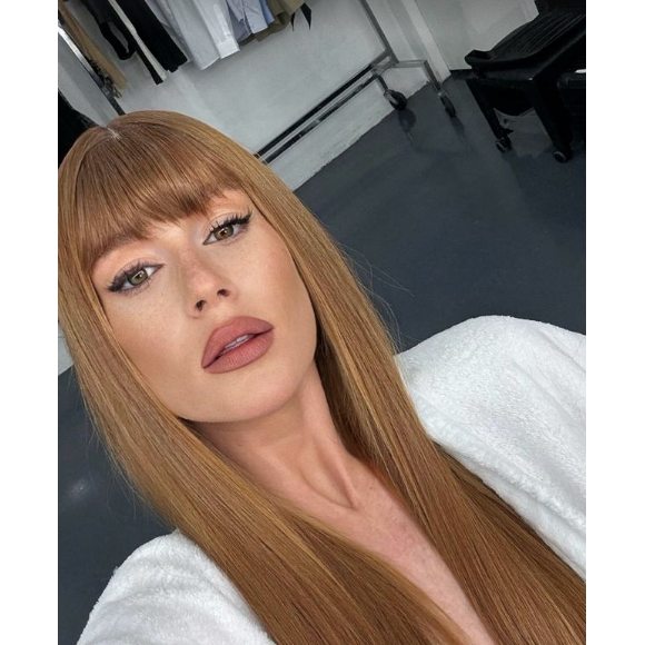 Marina Ruy Barbosa surgiu com o cabelo diferente, destacando suas madeixas longas e com uma franja destacada