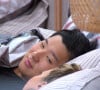 Pyong e Antonela aparecem na mesma cama em episódio de 'Ilha Record'