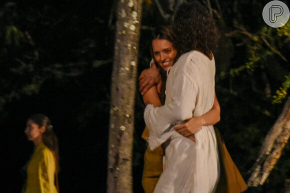 Rafa Kalimann viaja para agreste de Pernambuco para prestigiar namorado em peça 'Paixão de Cristo'