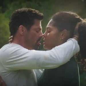 Cauã Reymond apareceu em um vídeo beijando outras atrizes em novelas ao som de uma música de Simone Mendes