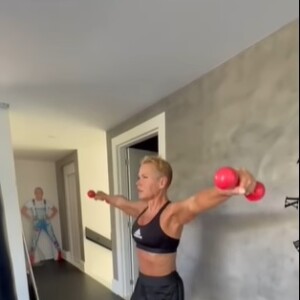 Xuxa cuida do corpo com muito exercício físico, pratica dança e lutas