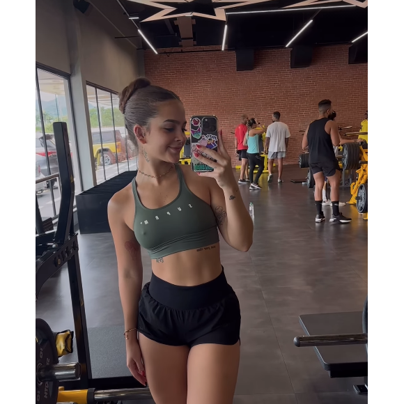 Depois do treino, Mel Maia mudou o look para um shortinho preto com um top verde